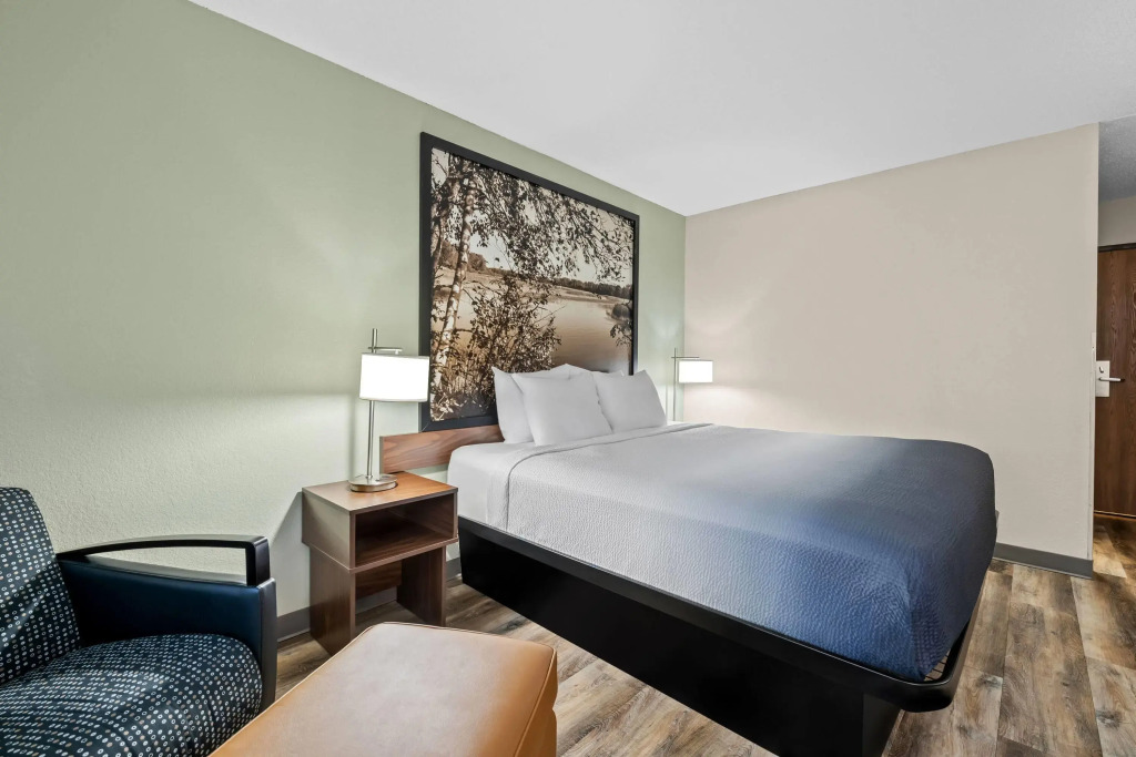 Super 8 by Wyndham Alexandria MN