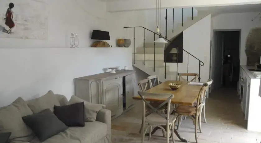 Provence Secrète-Maison Provencale de Hameau
