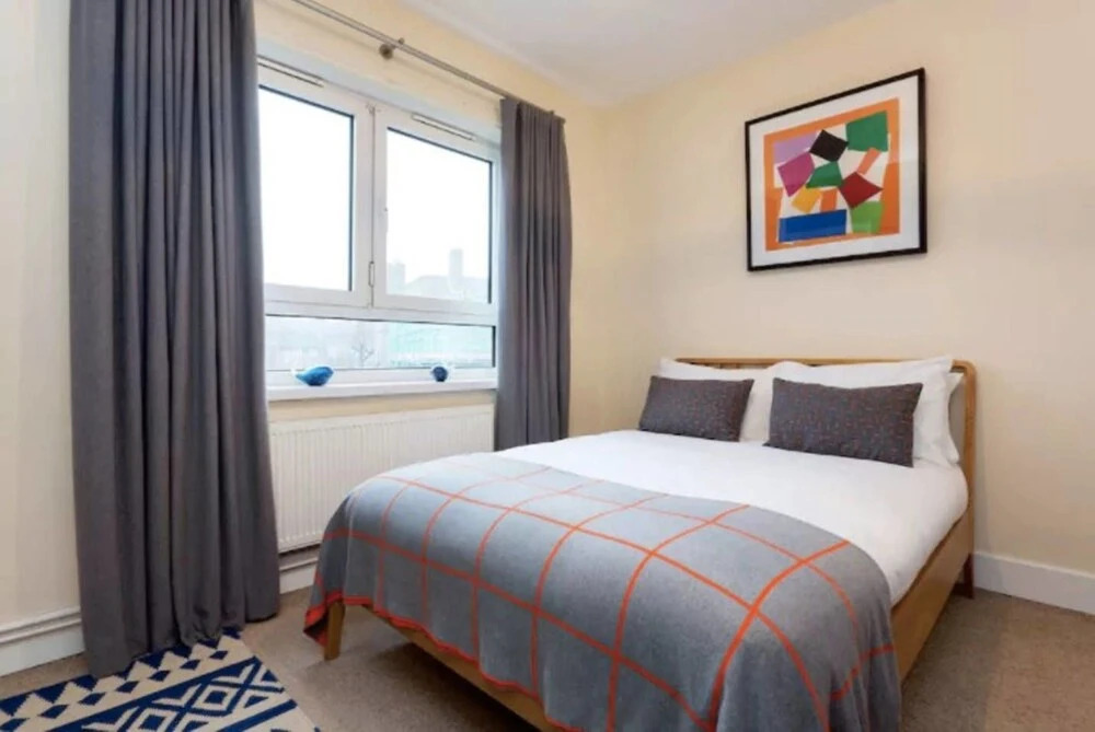 Quintessential 2 BR London Bridge Apartment