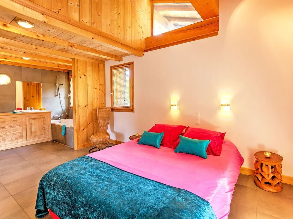 Luxury Chalet, Near the ski Slopes, With Fireplace, Sauna, Jacuzzi and Internet Access