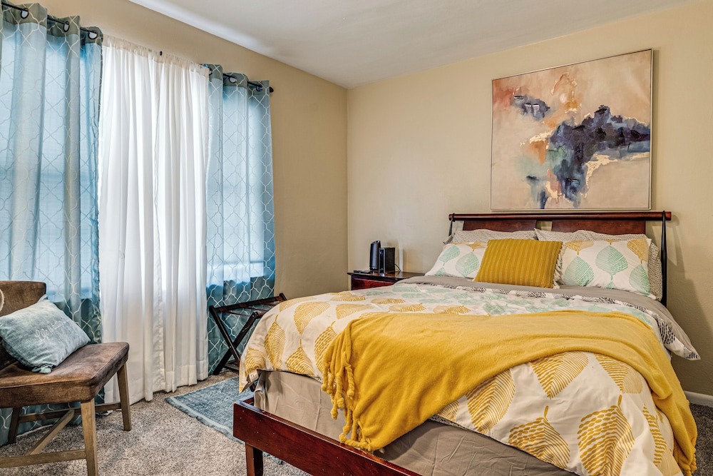 1 Mi to Butler! Family-friendly Indianapolis Home