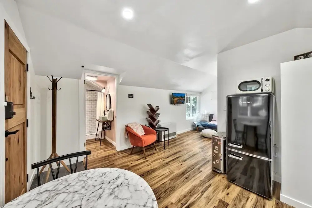 Cabin Retreat! 1 Mile To The Beach, Downtown, Ski! 1 Bedroom Home by Redawning