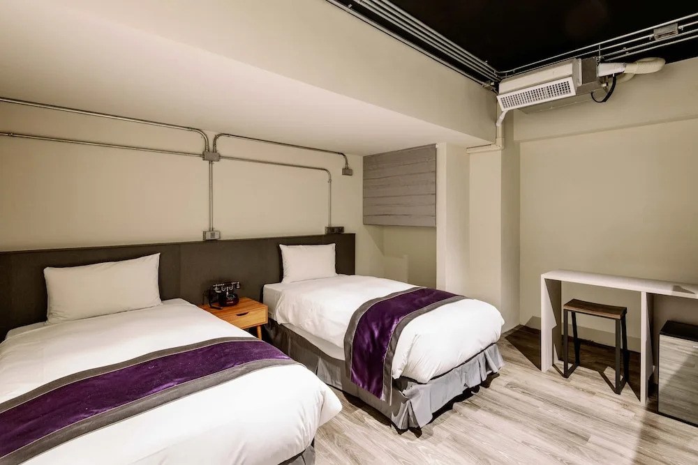 Saturn Hotel