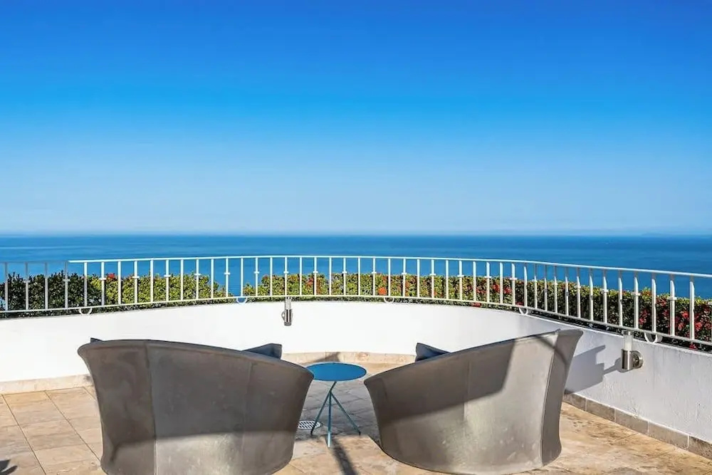 Luxurious Partial Ocean-view Suite With 3 Pools, hot Tub, gym & Balcony