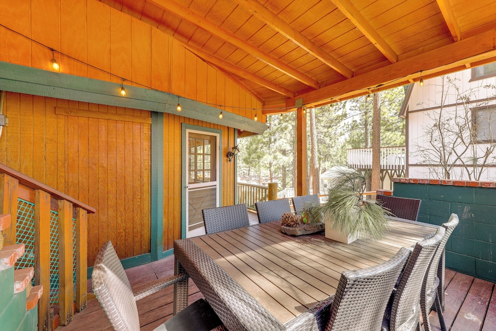 Multiple Decks! Cabin 1 Mi to Big Bear Lake Access
