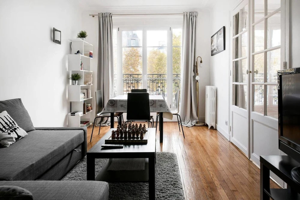 Bright Champerret Apartment Fits 4 in Paris 17th!