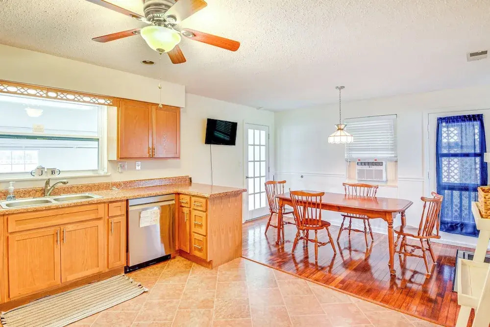Ormond Beach Family Home: Walk to Ocean!