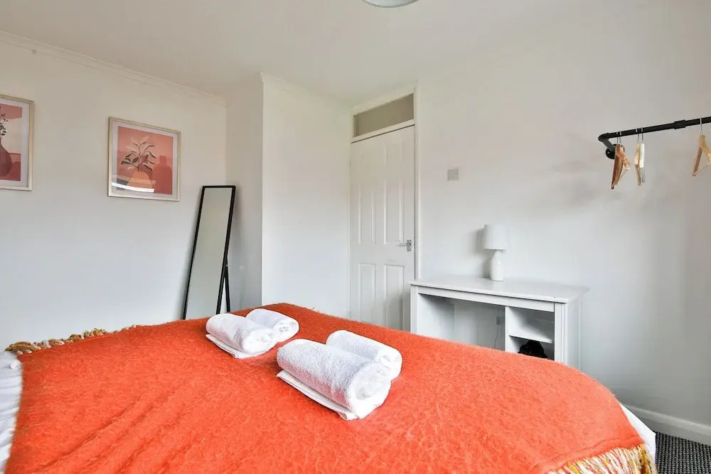 3 Bed House with Private Parking