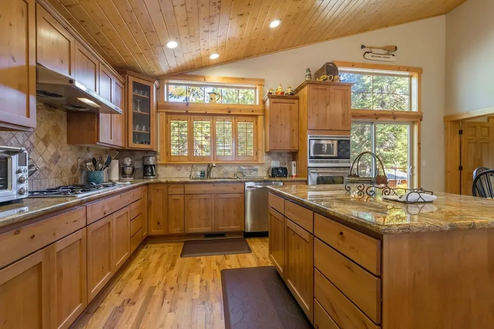 Spacious Mountain Modern Home Sleeps 12 in KB!