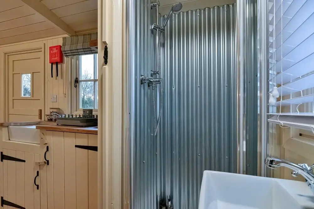 Shepherd's Hut Near Cotswolds & Sky Dive Fun