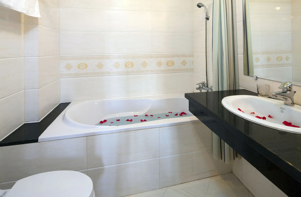 Lucky 3 Hotel & Travel