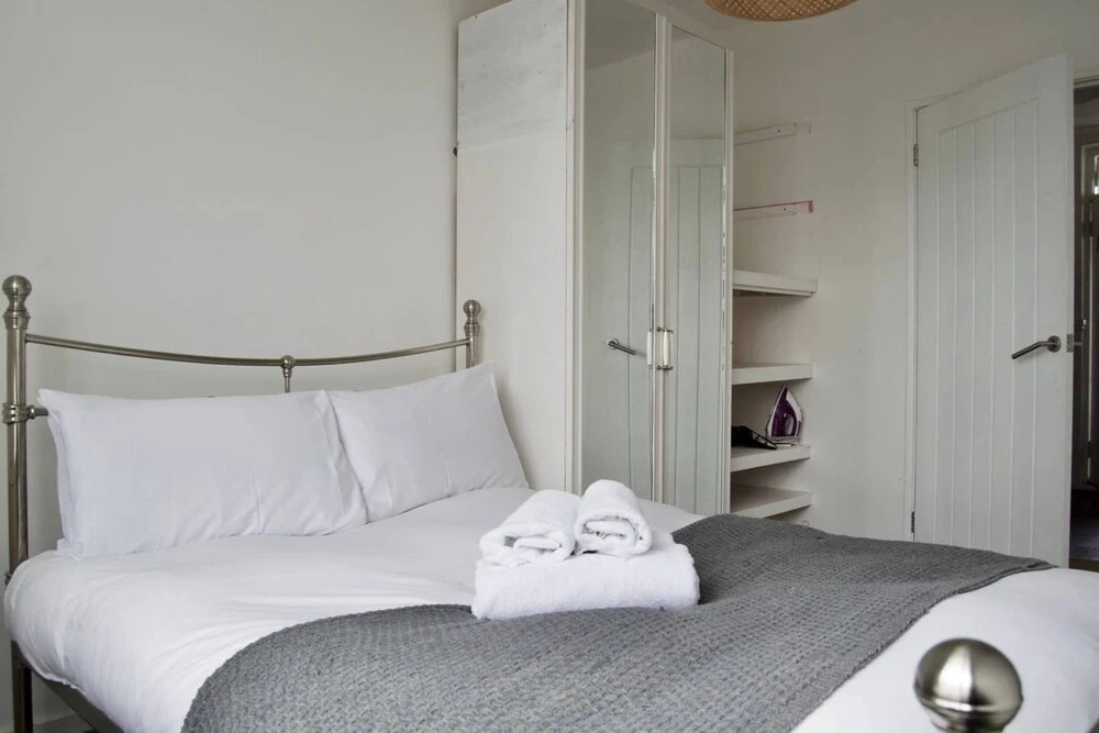 Bright and Spacious 2 Bedroom Flat off of Hackney Road