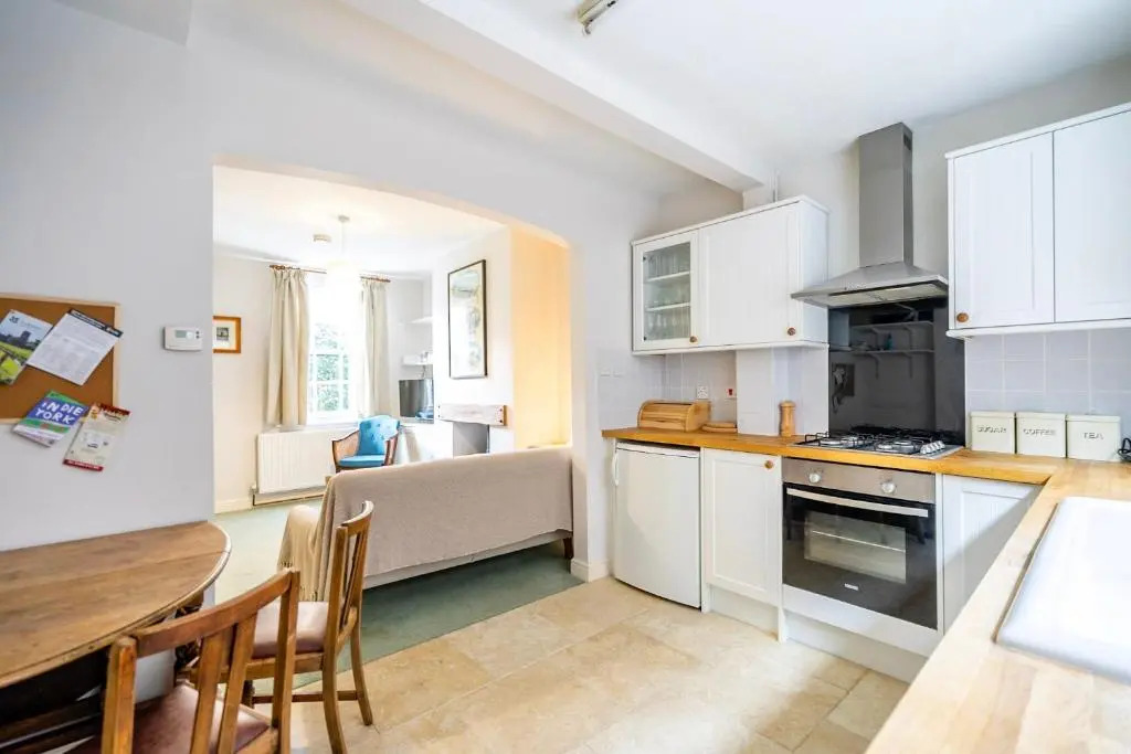 6 Monkbar Court