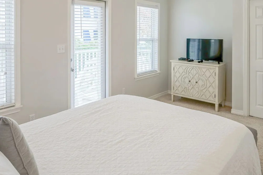 Pet Friendly - 2 Community Pools - Modern Beach House Charm