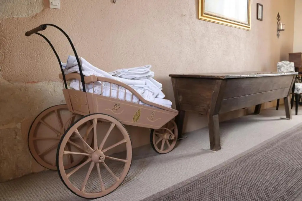 Charming Courtyard cottage 25kms Puy du Fou