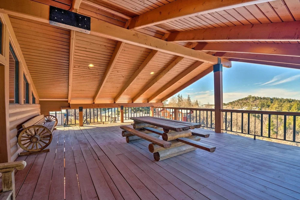 Pet-friendly Cloudcroft Cabin: Walk to Shop, Food
