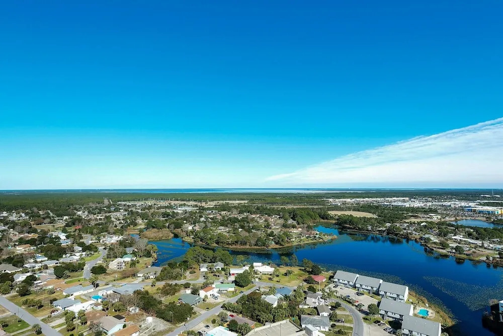 Impeccable Oceanfront W/ Pools & Huge Gym 1 Bedroom Condo