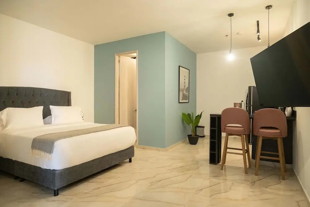 w Modern 3BR w AC Steps From Ciudad Amurallada