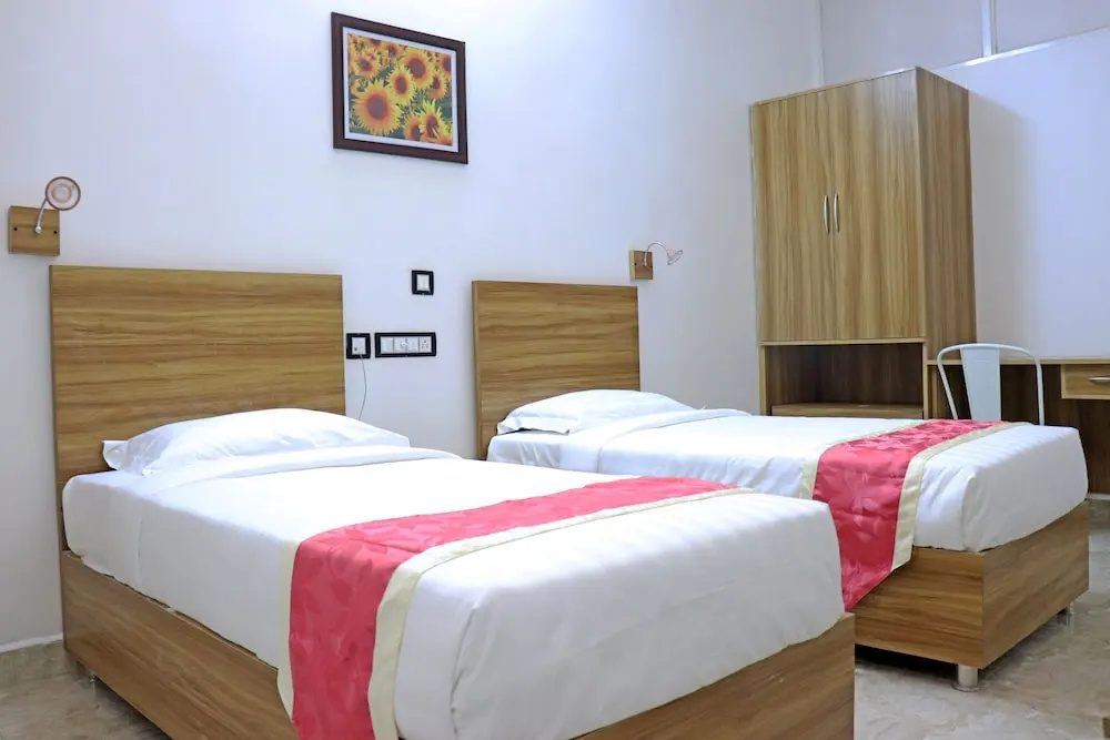 Gulnaar Inn Near US Counsulate Sankar nethralaya Apollo Hospital