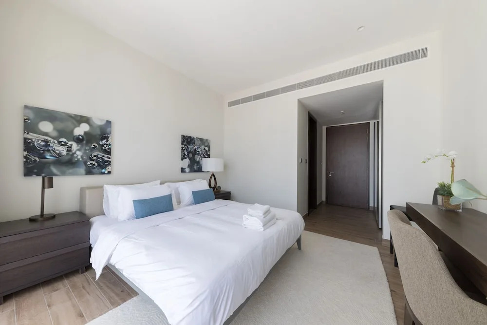 Sunny 2BR at Jumeirah Living Marina Gate