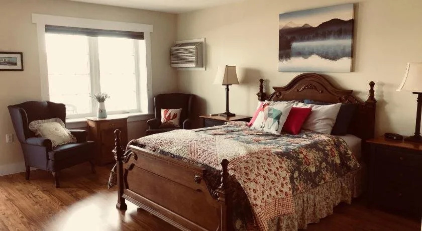 The Water's Edge Inn & Gallery