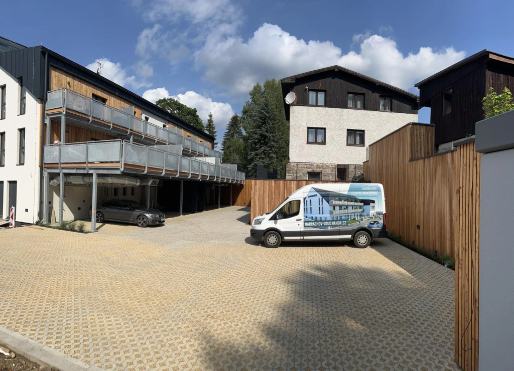 Luxusní Apartmán GRAND v centru Harrachova se soukromou Mega terasou, s možností dobíjení wallbox EV a výhledem na Harrachovský kostelíček