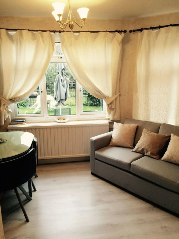 Wimbledon Town Centre Garden Apartment with private parking - Sleeps 5