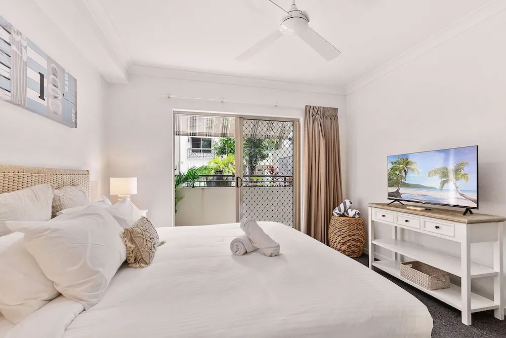 Lux Apartment Cairns - 9 Pools BBQ Gym