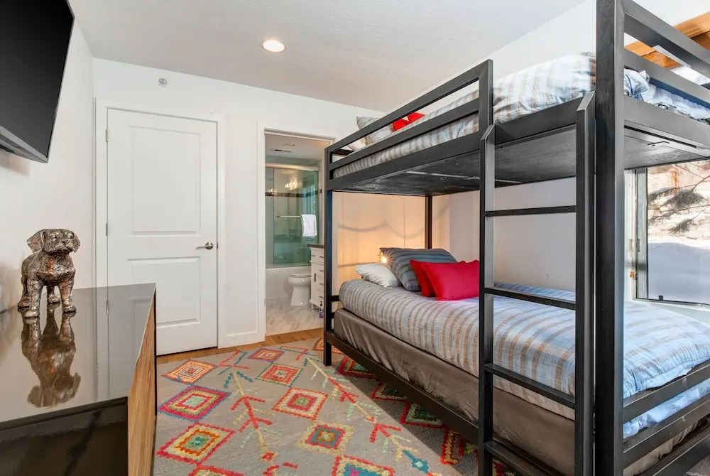 New Listing! Modern Townhome W/ Private Hot Tub 3 Bedroom Townhouse