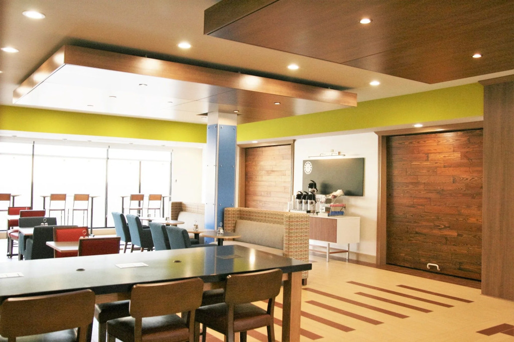 Holiday Inn Express & Suites Clarion by IHG