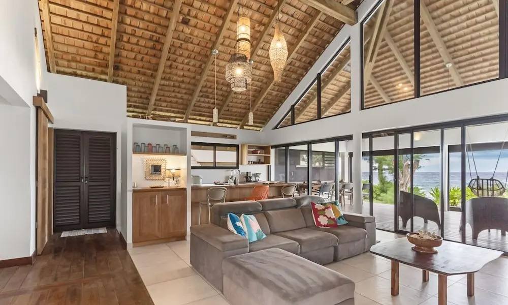 Shoreline Haven 1BR Bungalow by the Sea in Moorea