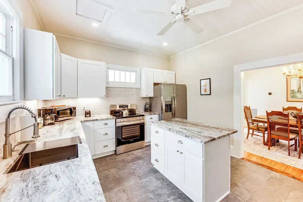 2 Blocks to Archbold Medical Center! Airy Retreat