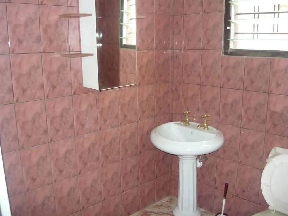 3 Bed House Sleeps 6 - Parking, Wifi, Generator