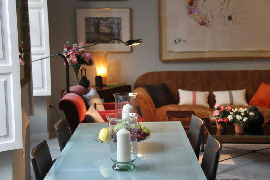 Luxurious 2 bedroom flat in a historic building