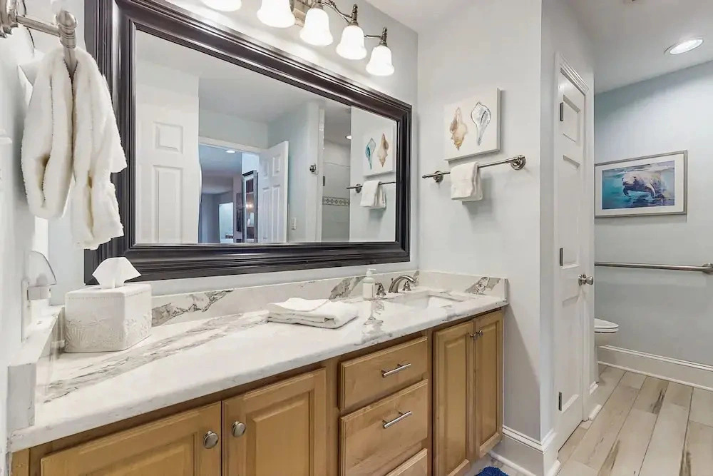 Ground Floor Condo With Private Patio, Full Kitchen, Beach Access and Pool