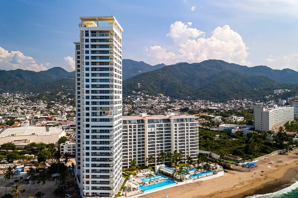 Luxury Apartment With Infinity Pool, Ocean Views, Balcony & Easy Downtown Access