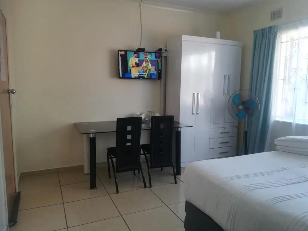 25 Jacaranda Lodge & Backpackers