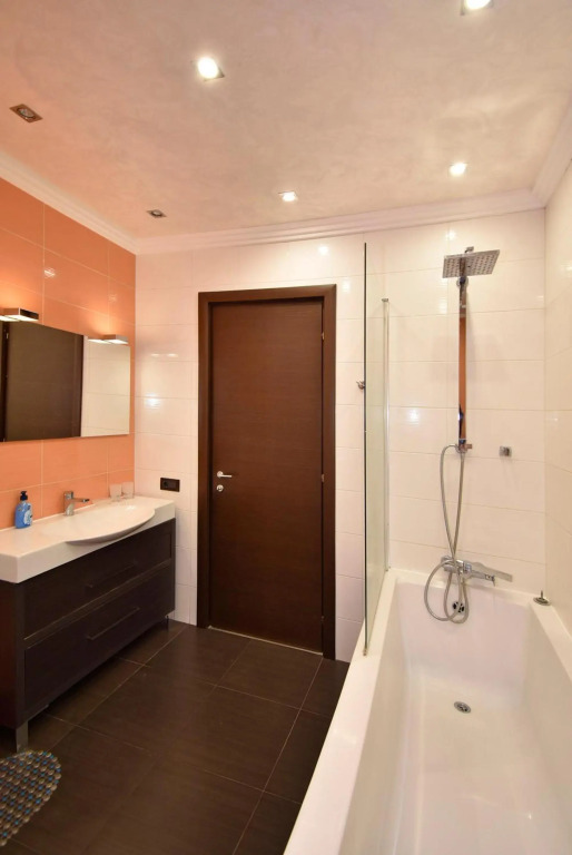 Northern Avenue 2 bedroom Modern Apartment With Balcony HH570