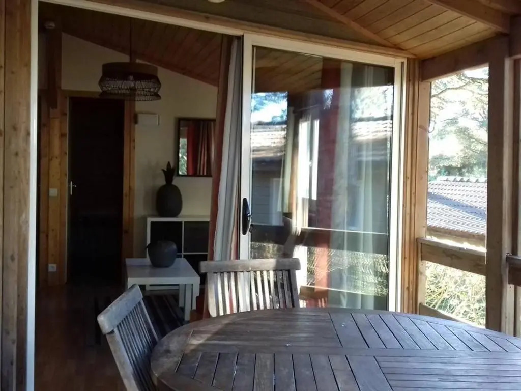 Chalet climatisé avec piscine chauffée et parking dans une pinède calme - FR-1-607-64