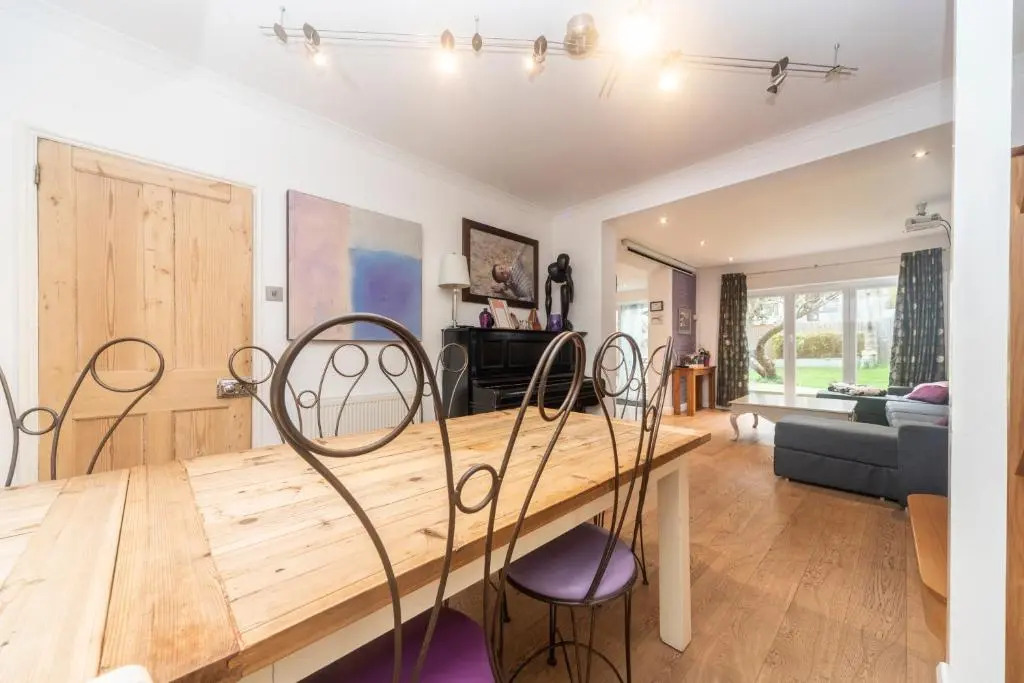 6 bedrooms beautiful home 3 bathrooms, quiet location with garden near Legoland Windsor Heathrow