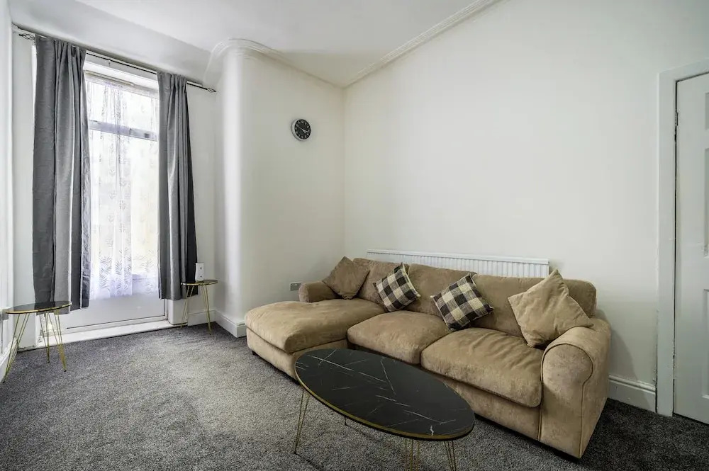 Seaside - House - Sleeps 10 - Parking - Garden