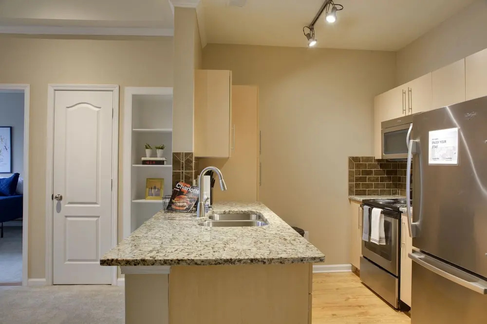 Southend 2 BR Apt near Stadium by Frontdesk
