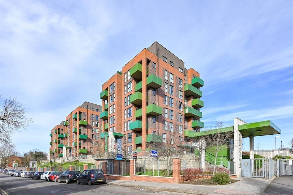 2-bed Apartment Only 15 Mins From Central London