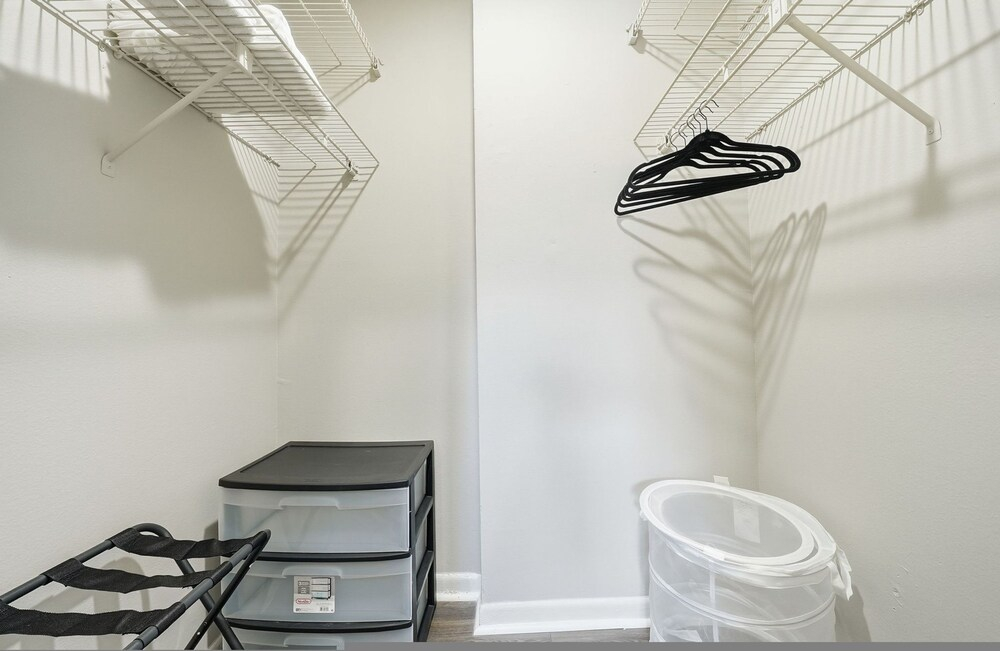 Modern 2BR 2BA w King Bed Pool Gym 10