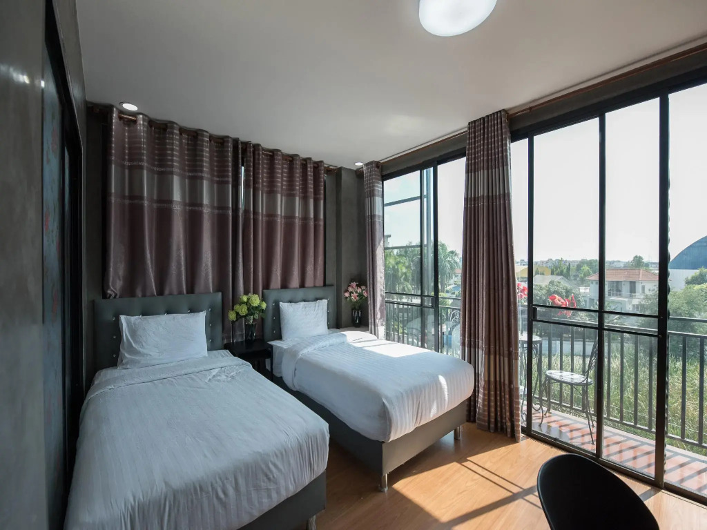 5 Chang Palace Hotel
