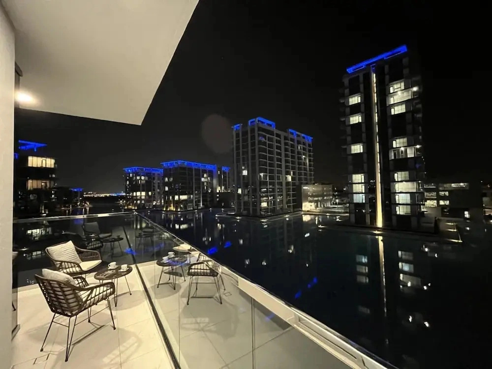 Maison Privee - Modern Family Retreat w/ Dubai Skyline Views