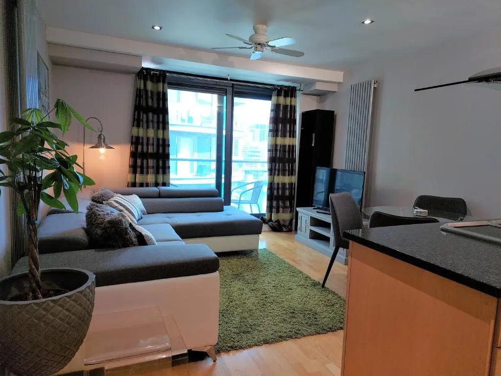 1 Bed Suite, Waterside, Canary Wharf