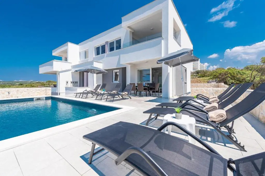 Villa Adria 4 luxury apartment with a pool