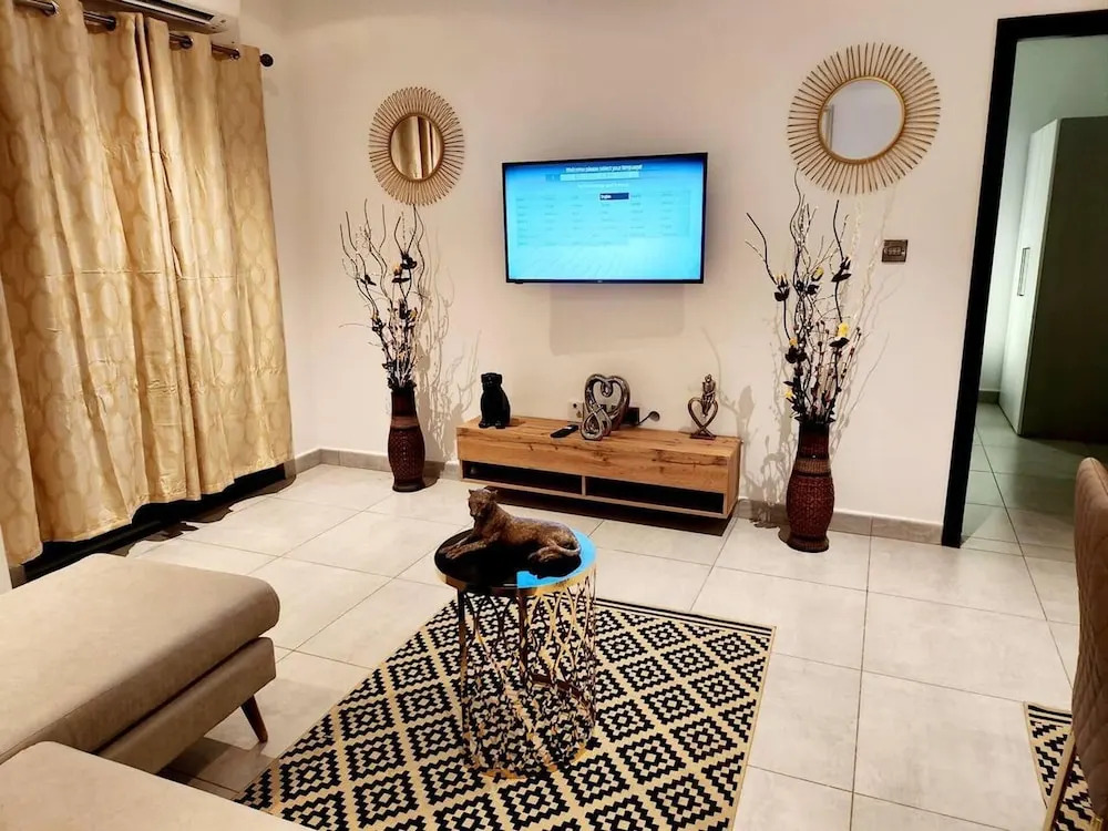 Elegant & Luxury Gem-5 Star Location -pools, Gym!
