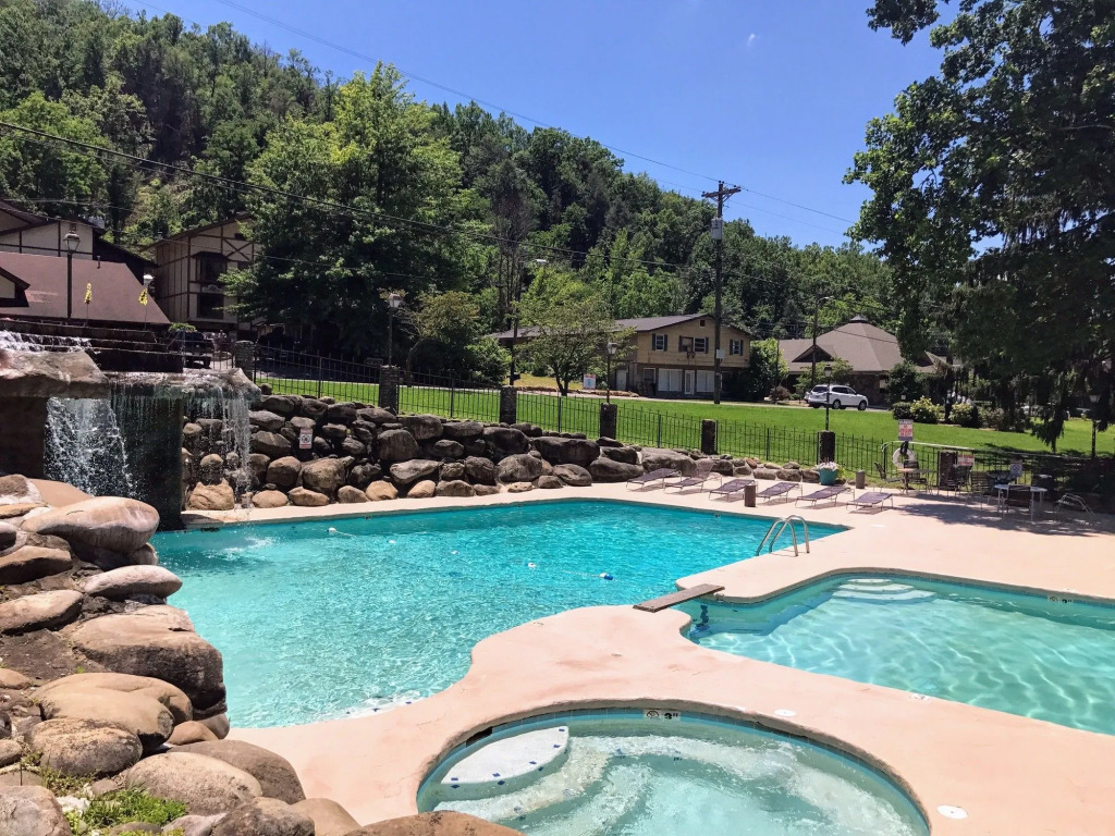 Brookside Lodge - Gatlinburg - On the River